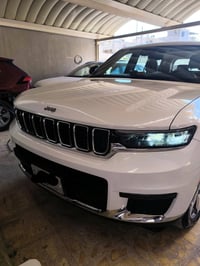 جيب كراند شيروكي 2022L Limited وكالة هارلم لون ابيض فول مواصفات ٧ راكب...