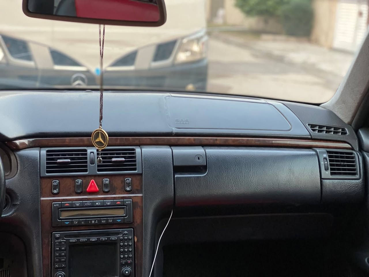 السلام عليكم مرسيدس مديل 2000 رقم اربيل بسمي السيارة على أديه صار عندي 5️⃣ سنوات اني صبغتها بدون ضربه او طخه جماليه فقط السياره بيها غرفه ثانيه مالتها البلاديه احتياط مري شفط فتحه مكينه V 6 منظومة تبريد جديده السياره ما ناقصها شي مكان السياره بغداد *********** السعر 115 وبيها مجال بسيط ما متواجد ع الفيس
