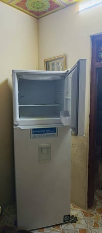 ثلاجه للبيع اكبرحجم 32 مستخدمه شي قليل فول تجميد السعر 300الف بيه اشوي...