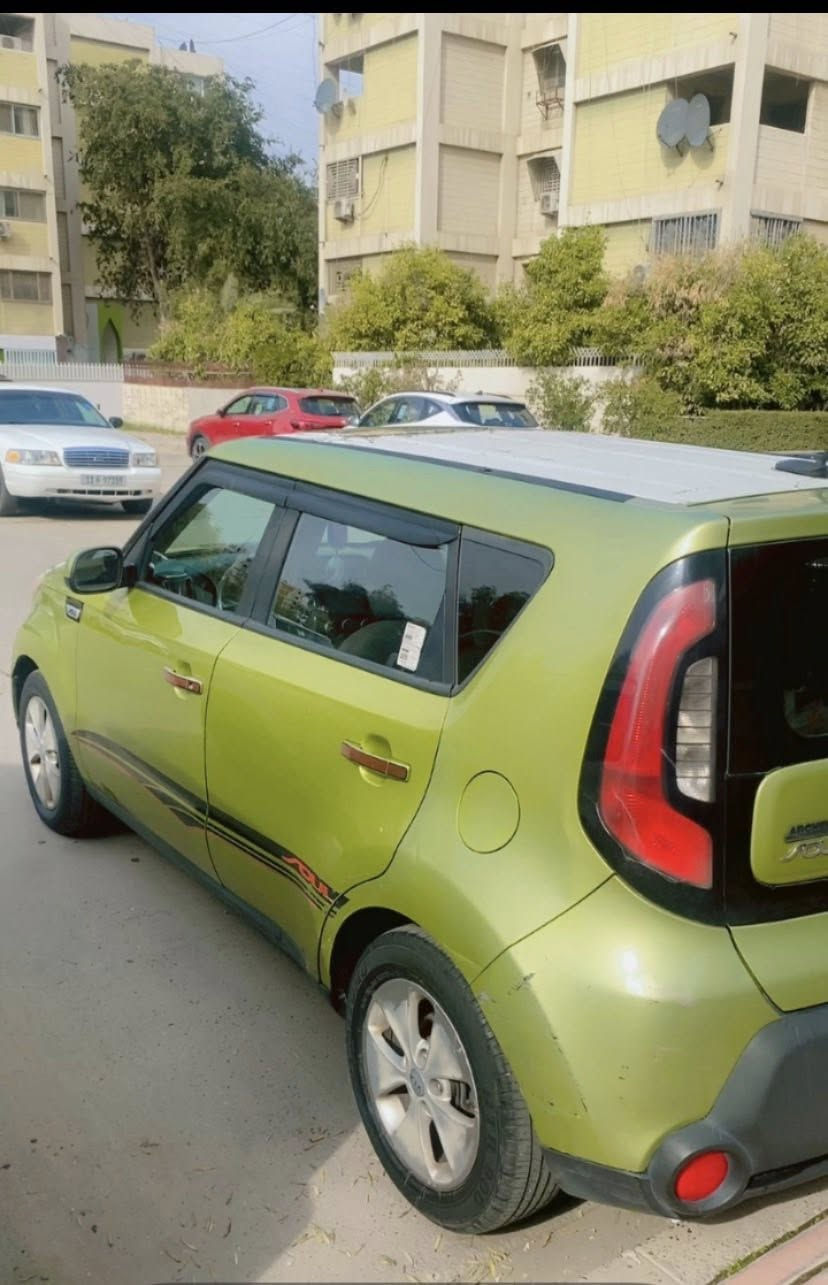 السلام عليكم
كيا صول 2015 رقم بغداد 
فول مواصفات تحكمات ستيرن فتحة بالقمارة
وارد أمريكي حادثها باب خلف السايق 
وهنا بالعراق جاملغ امامي 
مكانها بغداد الصالحية السعر 102 وبيها مجال للشراي 
***********
