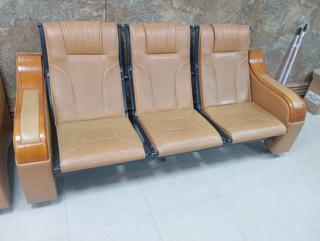 سلام عليكم 6 مقاعد جلد فول نظافه للبيع مكان بغداد الجديدة المشتل ***********
