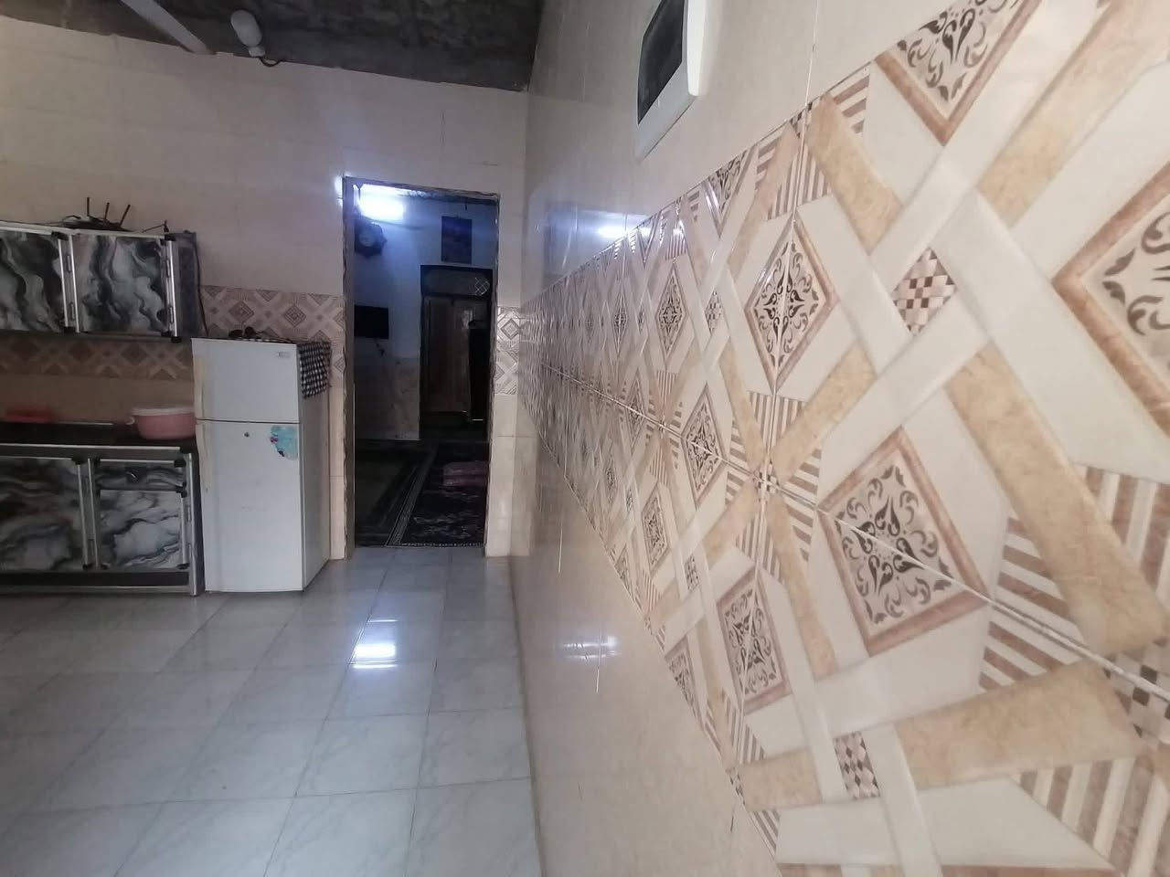 سلام عليكم بيت للبيع مساحه 100متر جاهز للسكن أساسه تجعيب طابوك وبناء بلوك وسقف عكاده بيت نظيف بشكل بي غرفه وصاله ومطبخ وستقبال وتخاريج حمام داخلي وخارجي .سيراميك جداري وارضي  خدمات من كلشي موجوده عنوان نجف عمود 134 على طريق كربلاء جهت ياعلي مشمول بتطويب قرار320 ومعاملته كامله بلبلديه ومناسب سعر 22وبي مجال للطيبين الاتصال على هذا رقم ***********
