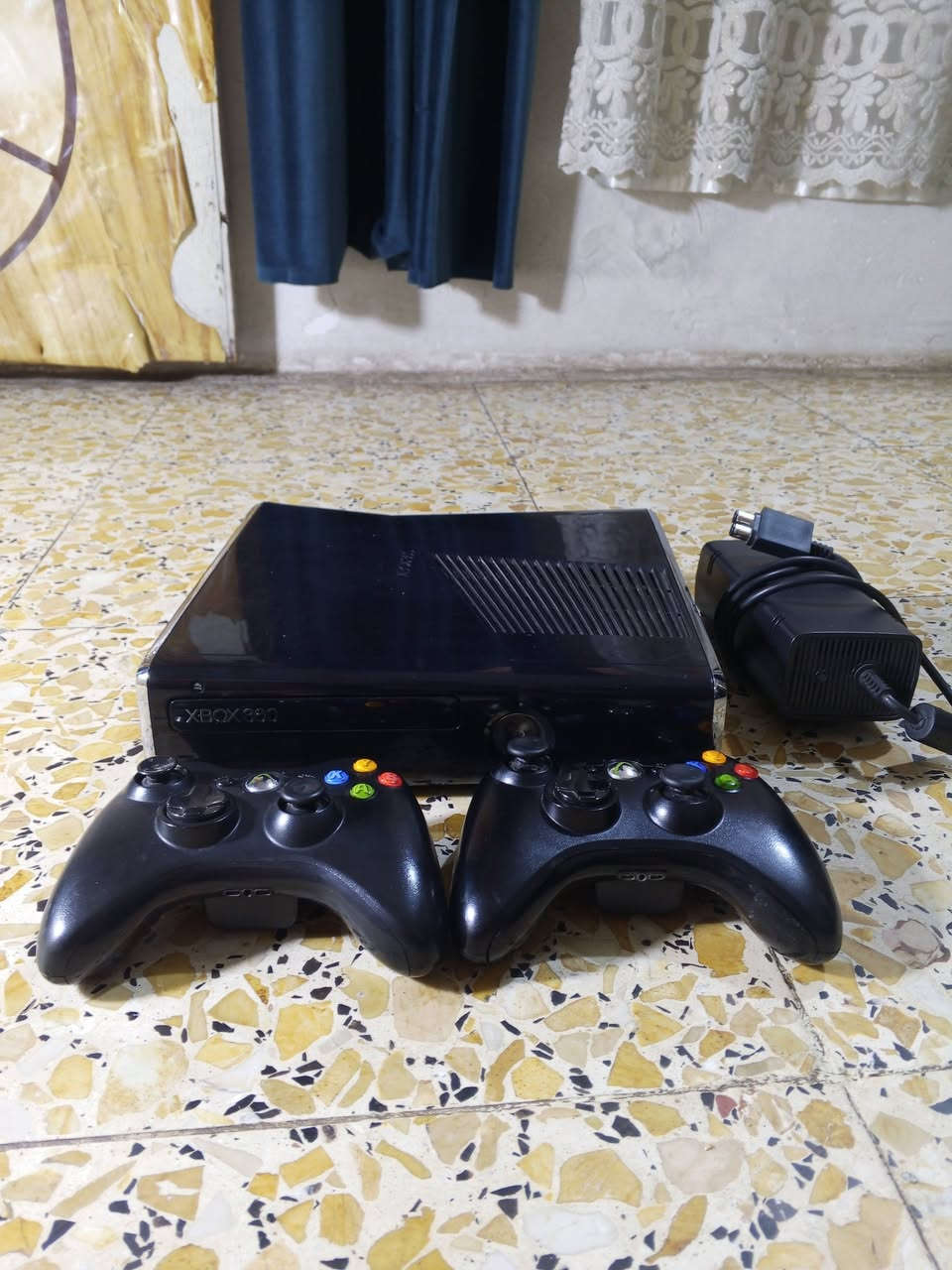 اكس بوكس للبيع سلم كامل ملحقات جوستكين اصليات بس وحده الگير الأيسر يشكل هارد 250GB جهاز نضيف مثل ماموضح بل صور السعر 120 وبي مجال بسيط مكان بغداد الشعب ‏(‪***********‬‏) يوجد توصيل
