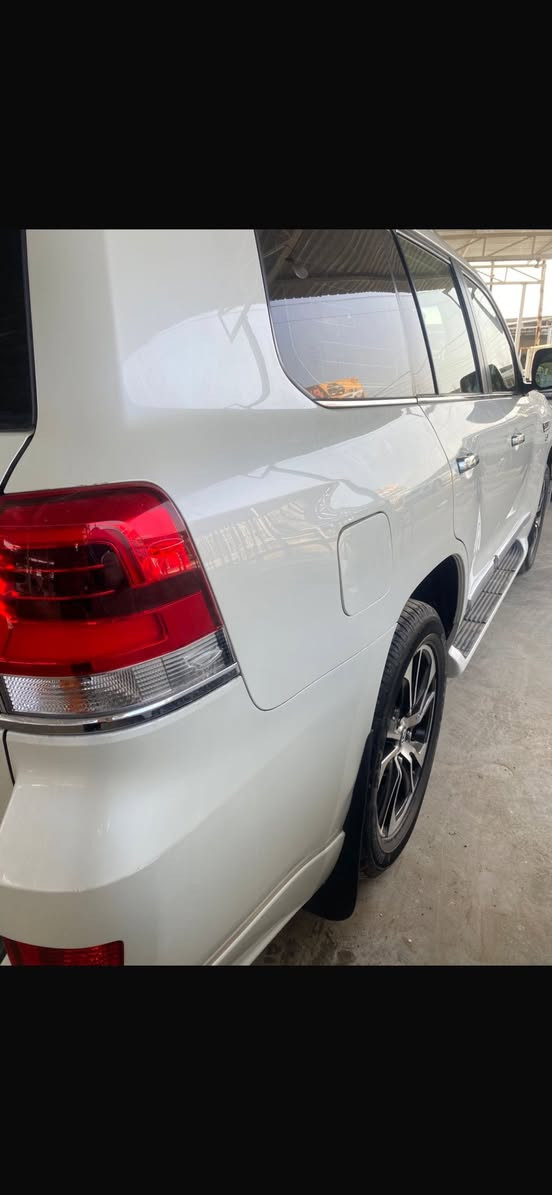 السلام عليكم
لاندكروز 2018

VXS   

اعلى فئه مواصفات لكزز  

مكفوله عدا بارد اقل الشبر بالجاملغ الامامي الأيمن فقط واضح بالسونار

رقم بغداد انكليزي مميز

محرك 5700

ماشيه 93 الف حقيقي وع الفحص

كير اربع وضعيات للقياده 

نظام الخروج عن المسار 

نظام التنبيه قبل الاصطدام 

جنطه كهرباء 

باب الجنطه الصغير شفط

جكات

رادار امامي وخلفي

ويل 20 كروم

ستيرن ذاكره خزن 

كشن السايق ذاكره 

كشنات تدفئه تبريد

شاحن لاسلكي

تبريد خلفي لمس

ثلاجة

نظام الصوت JBL

خمس كامرات 360 درجه

ثلاث شاشات اصليات وكاله

تخم نيكل اصلي 

اشارة متحركة

خمس بصمات

تشغيل عن بعد 

لايت فول زنون 

لايت اوتو 

هوايه مواصفات

طبعا باقي الموصفات فتحه وجلد اصلي وحساسات وزراكات كله موجوده معروفه مواصفات VXS

العنوان بغداد قرب مخابز باب الاغا مكلف بالنشر

***********
