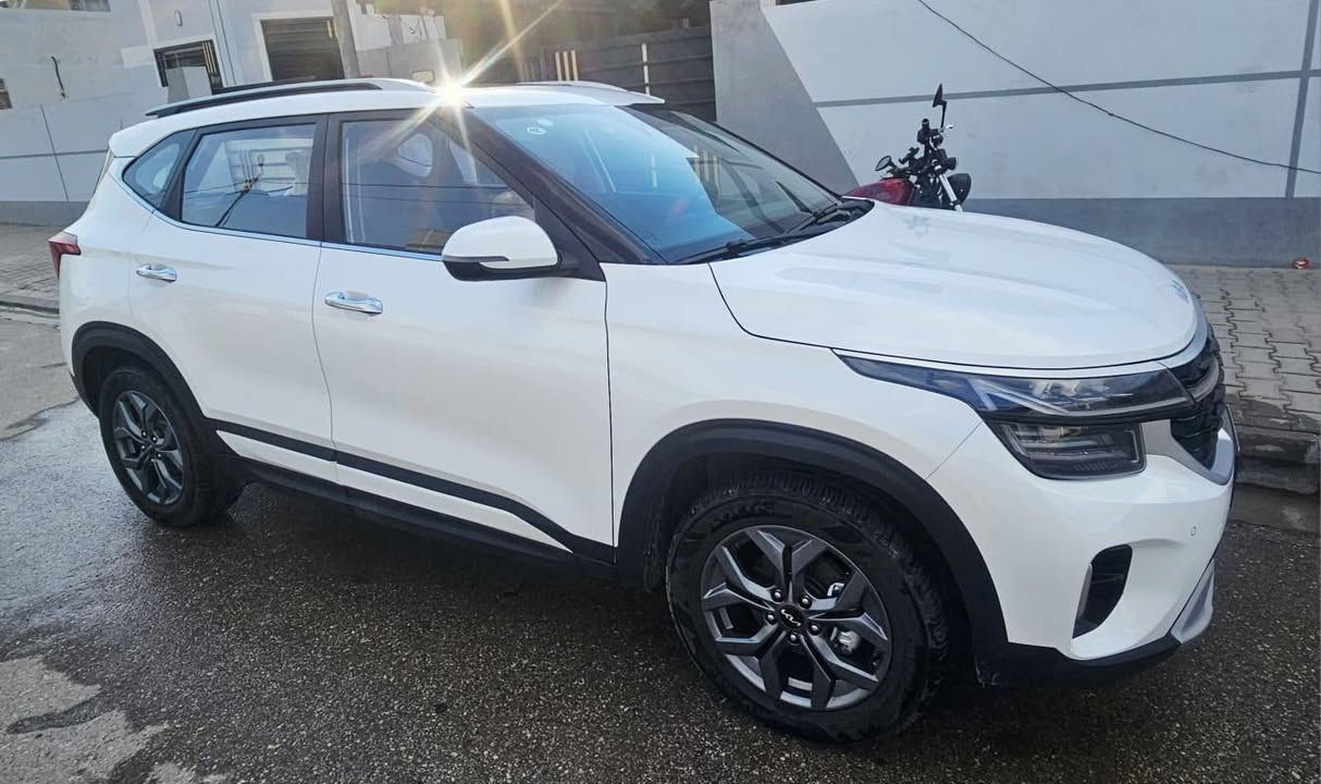 كيا سيلتوس فول مواصفات
الموديل: 2025
العداد: 3,300 كم فقط (بعدها زيرو)
الرقم: بغداد باسمي

المواصفات:
• فتحة سقف بانورامية
• شاشة متصلة ديجيتال
• محرك 4 سلندر سعة 1.5 لتر
• دبل نوزل DOHC (الكوري المرغوب) يتحمل بنزين عادي
• ناقل حركة أوتوماتيك
• القوة: 113 حصان
• عزم الدوران: 144 نيوتن/متر
• دفع ثنائي FWD
• بصمة تشغيل
• بصمة أبواب
• بصمة جنطة
• دخول ذكي
• نظام تشغيل وإطفاء أوتوماتيكي (Auto Stop)
• Auto Hold
• نظام تحديد المسار
• مثبت سرعة
• رادار أمامي
• حساسات أمامية وخلفية
• كاميرا دوّارة
• كاميرا خلفية
• مقاعد جلد أصلية
• تبريد قطعتين
• إضاءة LED وزينون
• ويل كب قياس 17 إنش
• 6 أكياس هوائية
السيارة نظيفة جداً، استعمال خفيف، فول مواصفات.

رقم صاحب سيارة ***********
