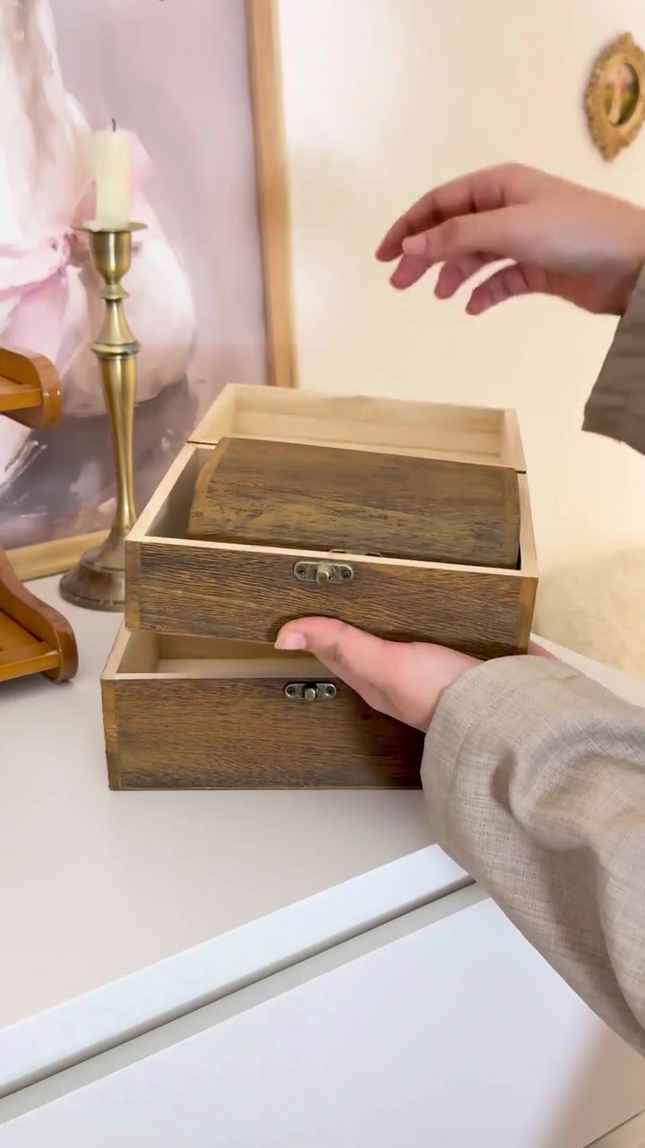 ✨ طقم صناديق خشبية فاخرة بثلاثة أحجام ✨

تصميم كلاسيكي يضيف لمسة دافئة وأناقة طبيعية لأي زاوية في البيت 🌿

مثالية لحفظ الإكسسوارات، المجوهرات، الذكريات أو حتى كهدايا مميزة 🎁

مصنوعة من خشب طبيعي بلمسة فنية راقية وإغلاق معدني متين 🔒

صغيرة.. أنيقة.. وتجمع بين الجمال والفائدة 💫

اختيار مثالي لعشّاق التفاصيل الكلاسيكية والديكور البسيط 🤎

#ديكور #صندوقخشبي #هدايا #تنظيم #ستايلكلاسيك
السعر٢١٠٠٠دع مع التوصيل
 الدفع عند الاستلام


**إذا كنت صاحب هذا الإعلان وتريد حذفه لأي سبب، رجاءا أرسل رسالة إلى الدعم الفني**