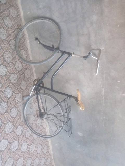 أنا أبيع بايسيكل مستعمل بحالة جيدة. الإطار الخارجي قوي والمقعد مريح، مناسب للاستخدام اليومي أو التوصيل. يمكن اعتماده للتنقلات في المدينة. السعر قابل للتفاوض.