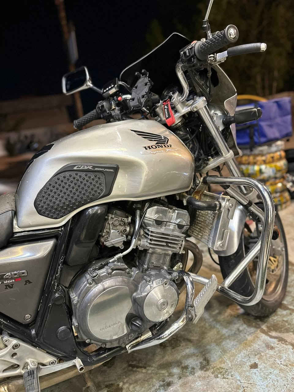 ️ للبيع – هوندا CB400 Super Four VTEC مزوده من يابان
جيل اول 16 ولف 400 سي سي مرقم مميز تحويل ثاني يوم 
✅ وارد ياباني
✅ محرك 400cc أربع سلندر
✅ مكينة ممتازة وصوت ناعم
✅ راديتر مزوده تيتانويم حجم كبير
✅  جانبية أصلية + حمايات 
✅شاشه كامرات امام وخلف دقه 4K
✅ سي بايه خلفيه و سله استيل للدبه بانزين او جنطه
✅بجم بوليسي 
✅دكمه دبل اشار و منفذ جداحه USB و بلوجترات 

📍الموقع: بغداد الكريعات معرض ibk 
📞 للاستفسار والمعاينة: ***********

السعر: يذكر على الخاص أو الاتصال للجاديين راغبين بل شراء
