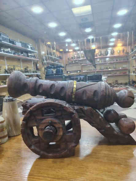 مدفع كويكر مصنوع من خشب الأبعاد ٤٠ في ٢٧ نظافه تامه واتساب ***********
