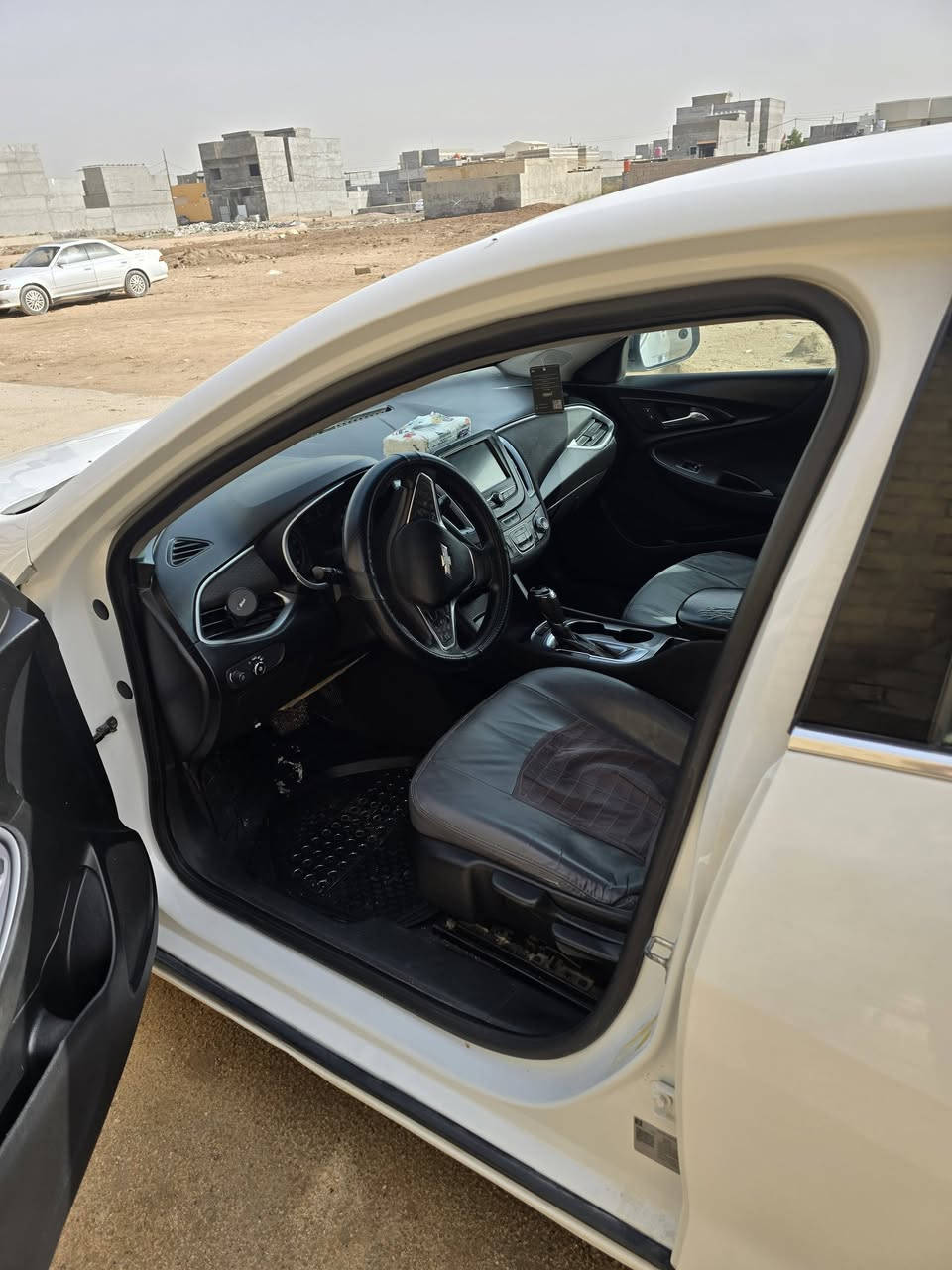 السلام عليكم ..ماليبو ١٨ لون ابيض بصرة ...بيها اربع قطع صبغ وربع الباب وبارد بالداير ..حادث بسيط مرفق مع الصور  *********** ..سيارة جاهزة ميكانكيا من حدادة ومنظومة تبريد كاملة وتايرات جدد ..ماناقصها شئ ..للمراوس مع الفرق سعر ٩٥..
