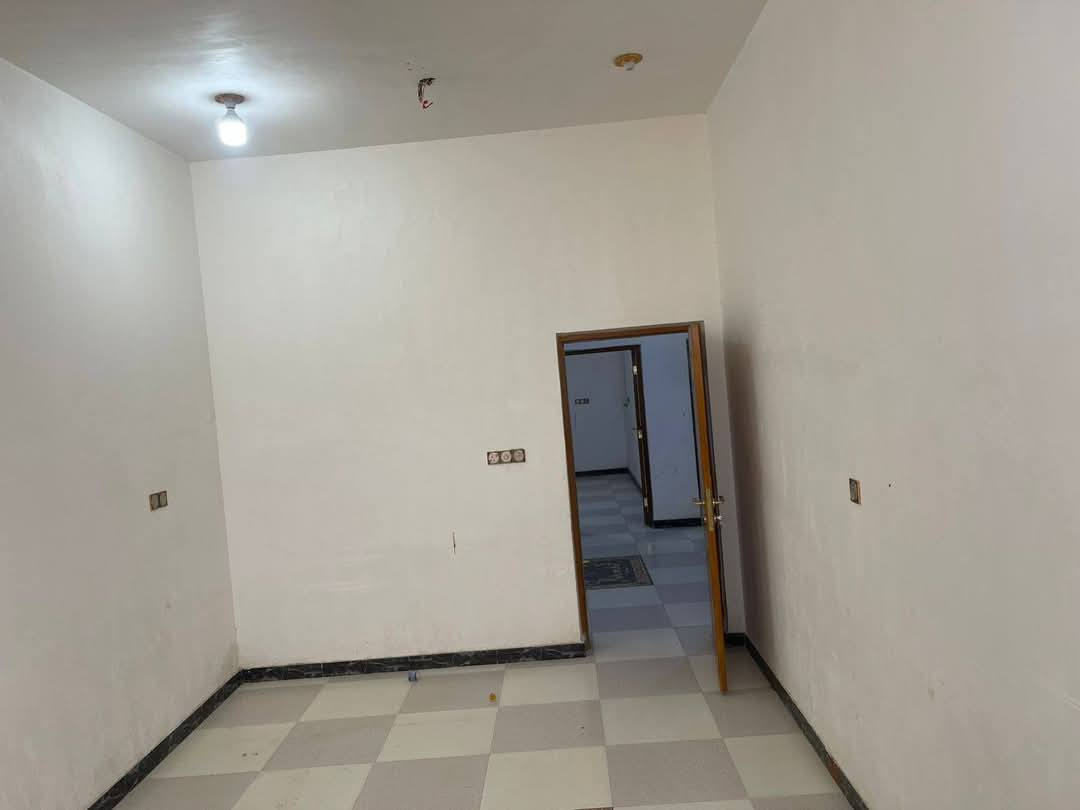 دار الايجار   الزبير نهايه شارع مدرسه القتال  او شارع المشتل  على شارع العام
الدار يصلح عياده او صالون  او مكتب 

الاستفسار 
*********** اتصال او وات ساب 
الاجار 800 الف
