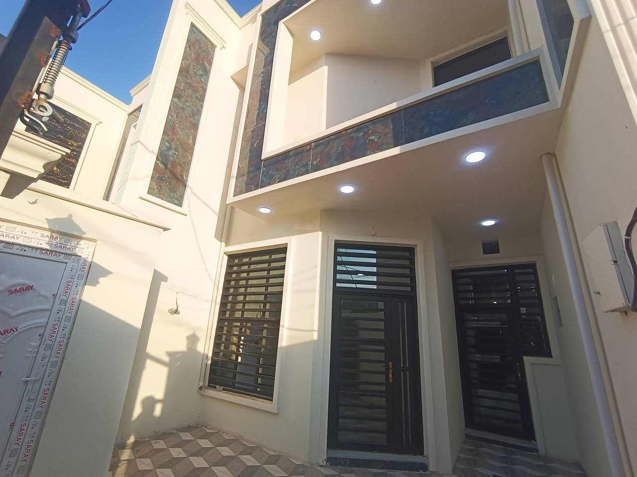 🏡 دار سكن للبيع في حي الفرات

✨ فرصة مميزة لامتلاك دار حديثة بتشطيب فاخر وموقع جميل.

📐 المساحة: 125 متر
🏗️ البناء: كونكريت مسلح
🎨 التشطيب: فاخر من الدرجة الأولى
🆕 بناء جديد غير مسكون
🏠 واجهة مودرن عصرية مع استغلال ممتاز للمساحة.

🔹 يتكون من طابقين:

الطابق الأرضي:

- غرفة نوم
- صالة
- مطبخ
- استقبال
- مناور
- صحيات داخلية وخارجية

الطابق الأول:

- غرفتا نوم
- صالة كبيرة
- صحيات
- سطح

📍 موقع مميز وهادئ في حي الفرات، مناسب للسكن العائلي.

📞 للاستفسار والمعاينة:
مراجعة مكتب علاء الخالدي للعقار أو الاتصال على الرقم: ***********.
