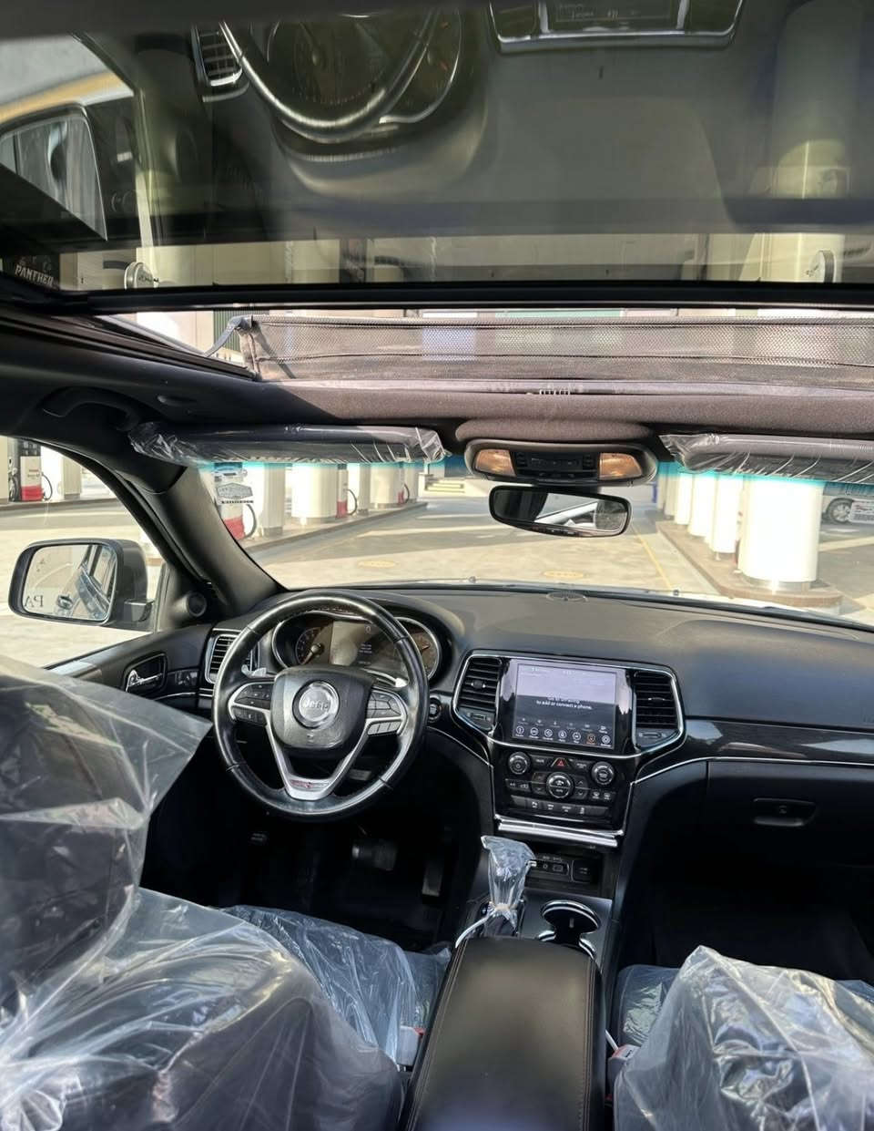 السلام عليكم 
جيب كراند شيروكي ترايل هوك 2020 لون سمنتي 
Jeep Grand Cherokee (Trailhawk) hemi 5.7
رقم اربيل بأسم شركة تريد تحويل تريد وكالة 
وارد كندي حادث جاملغ وبنيد بدون شاصي  وبيها بارد بالباب خلف السايق
 كير مكينة كفالة من كلشي 
فول عدا الرادار الامامي 
مكينة 8 سلندر 5.7
فتحة بنوراما 
جكات بلادي (چوبلس)
رادار خلفي 
رادار جانبي (نقطة عمياء)
كشنات جلد مطرز 
كشنات امامي تدفئة تبريد خلفي تدفئة 
كشنات كهربائية 
ستيرن كهربائي 
ستيرن تدفئة 
خزن وضعيات (ميموري)
مرئي قلاب 
مرايات شفط 
صندوك كهربائي 
5 وضعيات قيادة 
4 ويل /2 ويل 
وباقي مواصفات الترايل هوك معروفة 
ماشية 60 mi 
السعر 228  للبيع او مرواس حسب القناعة
0771174441
***********
