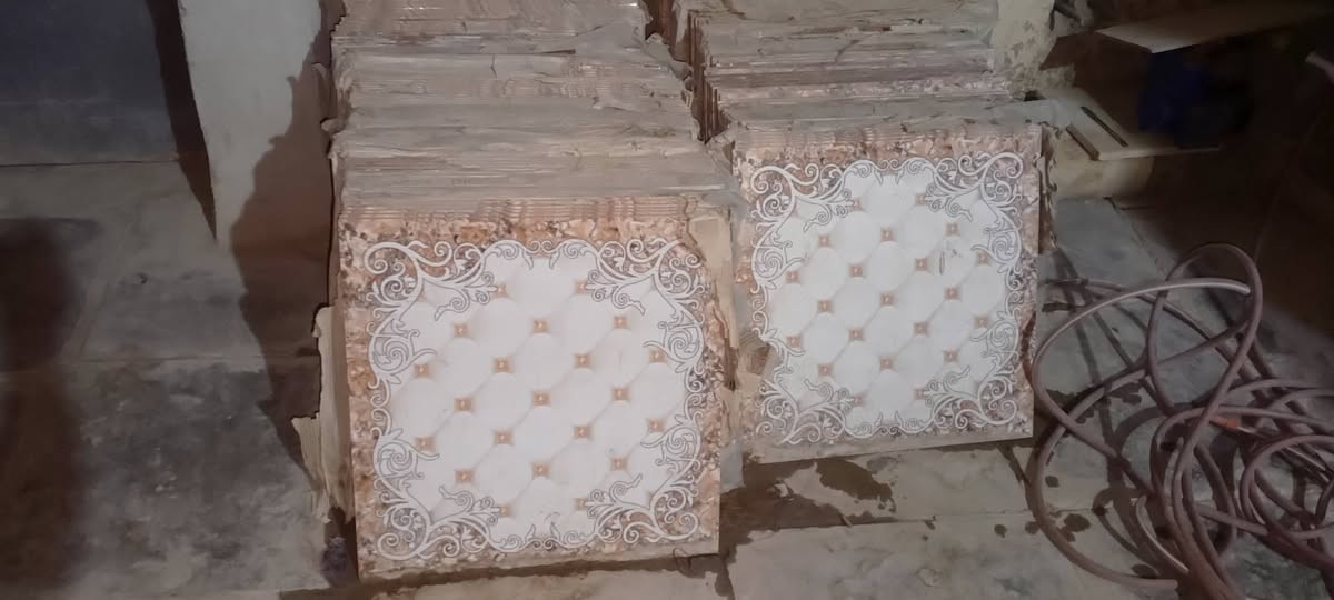 سيراميك اللبيع 45متر ما مستخدم جديد وشيلمان عدد خمسه تلاثه مشروكات وثنين يراني ثقيل ***********مكان نصر
