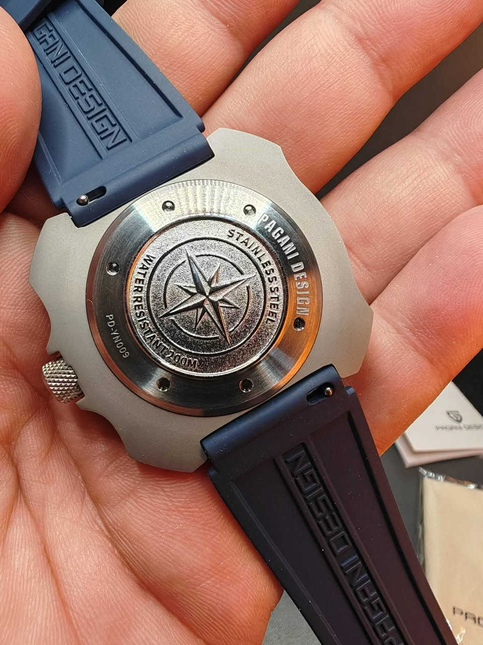 السلام عليكم، ساعة باجاني ديزاين PD-YN009 للرجال، بتصميم عسكري
ساعة باجاني ديزاين PD-YN009 للرجال، بتصميم عسكري مموه، مينا مجوف، قطر 40.7 مم، مقاومة للماء حتى عمق 200 متر، حركة ميكانيكية أوتوماتيكية NH35، زجاج زفير ياقوتي واميال لامينوس مضيء، مناسبة للرياضات والغوص
اللون سلفر تيتانيوم
اسم العلامة التجارية: ساعة باجاني ديزاين
رقم الموديل: باجاني ديزاين PD-YN009
النمط: ساعة أنيقة وعصرية، ساعة رياضية
ميزة: مقاومة للماء، السباحة والغوص 200 متر تحت الماء، عقارب مضيئةم، ضاد للمغناطيسيةم، قاومة للماءت، حديد التاريخ التلقائيم، قاومة للصدمات، حركة أوتوماتيكية ذاتية التعبئة، حركة ميكانيكية يدوية التعبئة، عمق مقاومة الماء: 20 بار
نوع مادة زجاج المينا: كريستال الياقوت (زفير) 
قطر المينا: 43.3 ملم
سُمك العلبة: 13.4 مم
عرض السوار: 22 مم
طول السوار: 24 سم
نوع المشبك: إبزيم
مادة الهيكل: ستانلس ستيل فولاذ المقاوم للصدأ
نوع مادة السوار: ربر مطاط مقاوم للتعرق
يوجد توصيل لجميع المحافظات ***********
