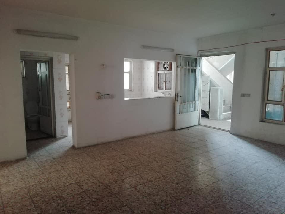 من رخصة الادمن 
شقة للاجار بحي الحسين طابق 2 مساحة 120م غرفتين وصالة ومطبخ و3 بالكونات ب550 للاستفسار *********** يوجد واتساب
