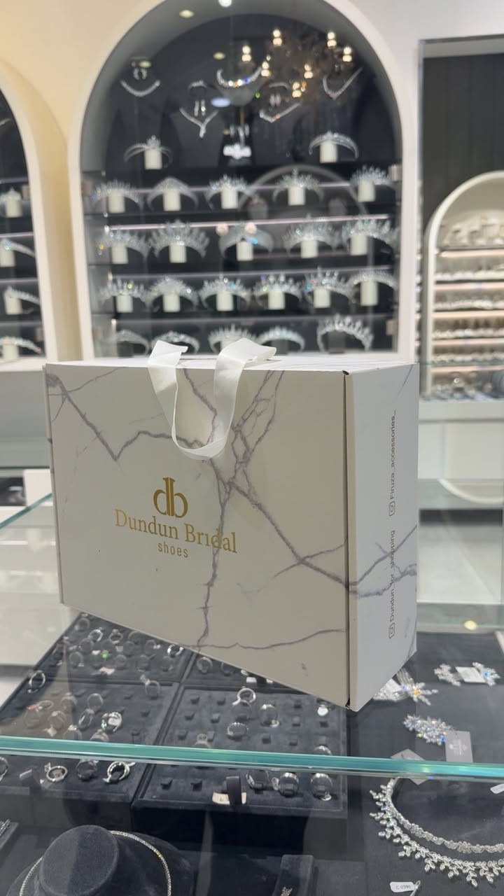 قياس ٣٨ للعرايس والخطوبات اليوم اخذته من فيروزة 
dundun bridal بالمنصور بناية منير مالابسته وطلع صغير عليه 
سعر ٧٥


**إذا كنت صاحب هذا الإعلان وتريد حذفه لأي سبب، رجاءا أرسل رسالة إلى الدعم الفني**