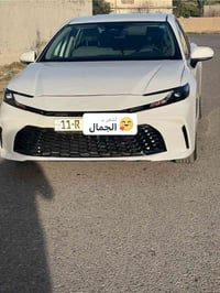 كامري LE 2025 هايبرد( رقم بغداد ) شاحن وايرليس محرك 2500 هايبرد  صبغ ا...