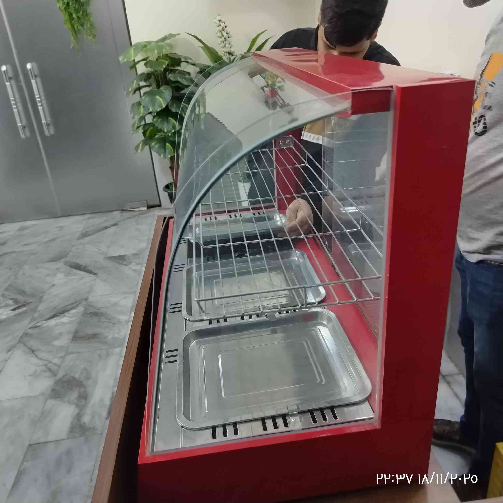 السلام عليكم. أصحاب المطاعم او الفلافل او التجهيزات
عندي هاي الحمايه. اخذتها وماستخدمته. جديده بالباكيت ماخذها  ب ٢٥٠. ابيع ٢٠٠. هذا رقمي ***********
