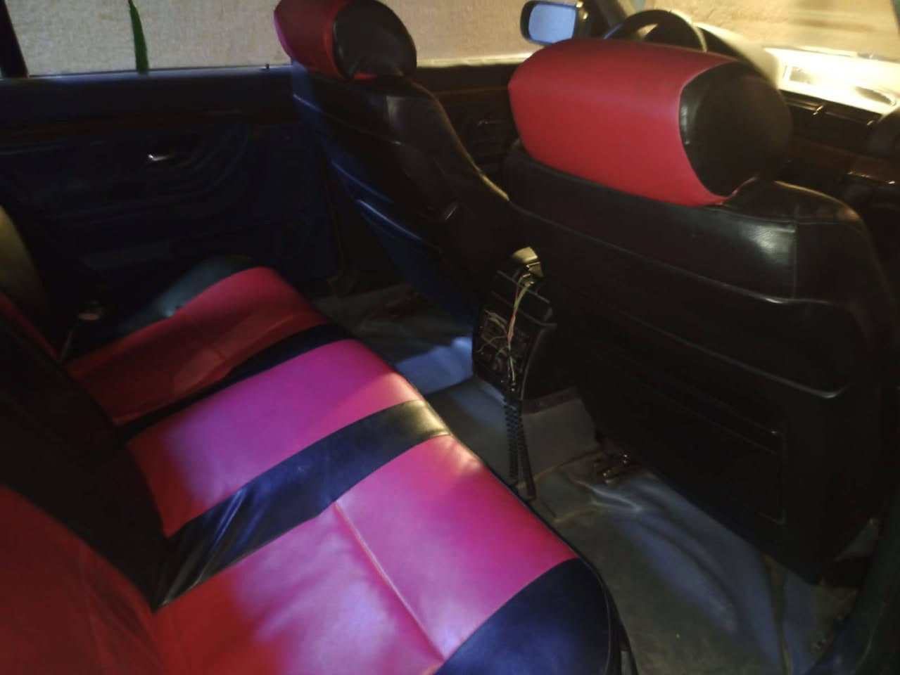 من رخصة الأدمن المحترم خفاش  كير ومحرك 8سلندر ،،كله شغاله السايد روف جديد جام  ،،،،شادله محرك 3000 جديد مال حاويه يعني 730 وسنويه هم مكتوب 730 خفاش نقصه تبريد كمبريسر موجود بي ظمان عله الشد بيه منظومه غاز بس بيه نقص ،،،،،كراسي كهرباء شغاله،،،، تخم تاير جديد قبل 20 يوم شادهن،،،برده خلفيه شغاله السعر 75 ،،،،،موديل 1994 بغداد السيارة بسمي رقم الهاتف ***********
