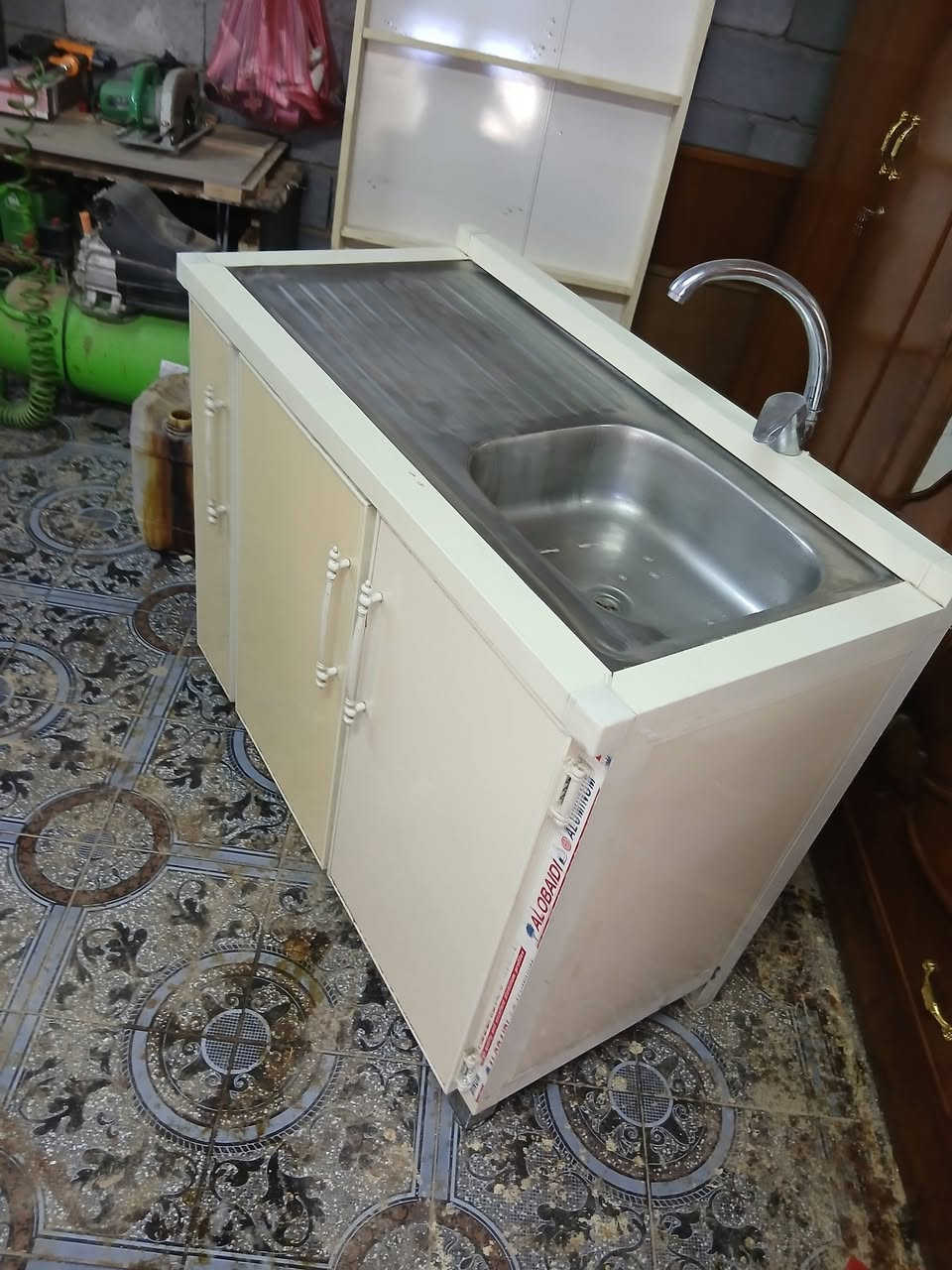 غراض مستعمله نظيفه جدا للبيع كلمن وسعره المراسله خاص او الاتصال ***********مكاني بغداد
