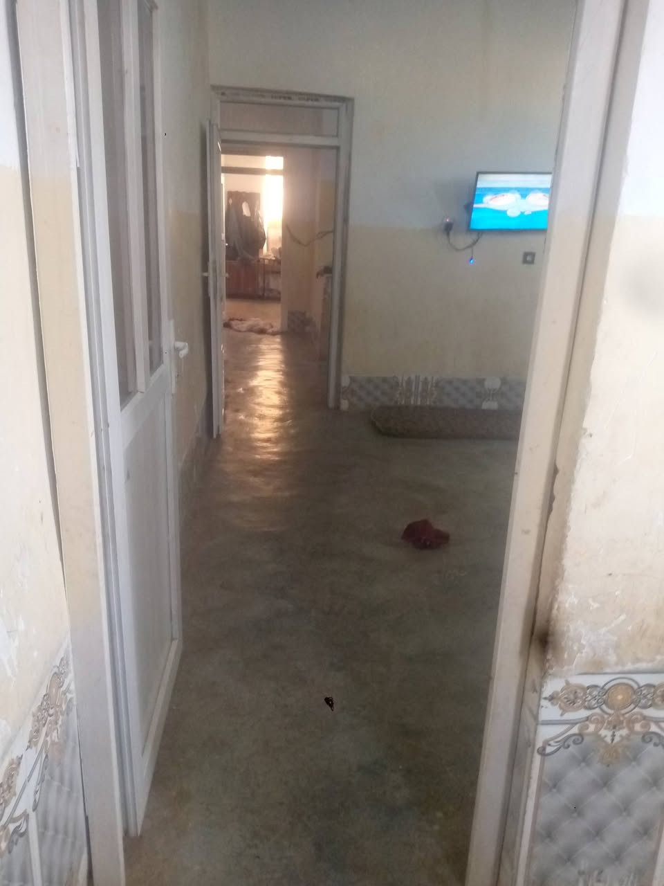 سلام عليكم دار للبيع بدبس الحويجه مساح القطعه 250 ولبيت 170 لبيت مكون من غرفتين 4ب4 ولمطبخ ولهول نفس القياس 4ب4 ولربعه 7ب4ونص لبيت جاهز بس يعوزو  سقف ثانو وصبغ مي فول كهرباء خدمات كامله مدرسه 200 متر تبعد طالب علي 31 م استفسار ***********مامتواجد علفيس
