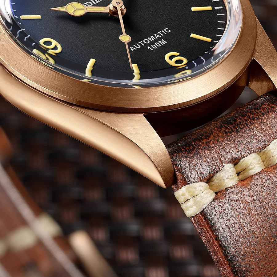 فخامة الـ Vintage وروح المغامرة ⌚✨
لعشاق الساعات الكلاسيكية ولعشاق الساعات العسكرية اللي تجمع بين المتانة والأناقة، ساعة Addiesdive هي الخيار المثالي.
أهم مواصفات الساعة:
✅ الماكينة: اوتوماتيك يابانية أصلية من شركة SEIKO (ماكينة معروفة بدقتها وعمرها الطويل).
✅ الزجاج:  (Sapphire Crystal) مقاوم للخدش، يضمن لك صفاء دائم للمينا.
✅ الهيكل: مصنوع من الفولاذ المقاوم للصدأ (316L) بلون برونزي مطفي، يعطيك طابع كلاسيكي مميز.
✅ مقاومة الماء: تصل إلى 100 متر (10Bar) مع تاج بنظام البرغي، يعني آمنة تماماً في الاستخدام اليومي والسباحة.
✅ الإضاءة: طلاء فسفوري (Lume) عالي الجودة للأرقام والعقارب لرؤية واضحة في الظلام.
✅ الحزام: جلد طبيعي مريح بتصميم كلاسيكي متين.
✅قطر الساعة 36
#ساعات #Addiesdive  #ساعات_رجالية  #أناقة بغداد, العراق


**إذا كنت صاحب هذا الإعلان وتريد حذفه لأي سبب، رجاءا أرسل رسالة إلى الدعم الفني**