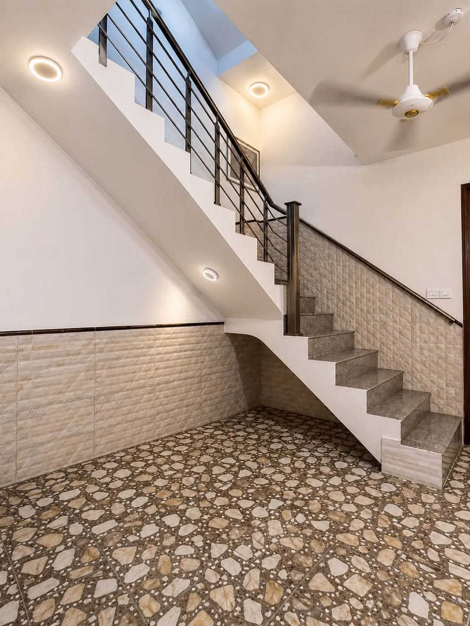 🏡 للبيع دار مميز في حي الحسين – مربع خدمي المطار 🏡

💰 السعر: 305 مليون دينار

📍 الموقع: حي الحسين / مربع خدمي المطار
📐 المساحة: 100 متر مربع
🏠 الواجهة: 4 متر
📏 النزال: 25 متر

✨ مواصفات الدار:
✅ 3 غرف نوم مع إمكانية تحويلها إلى 4 غرف
✅ صالة مريحة
✅ حولي درج
✅مطبخ 
✅ مناور عدد 2
✅ صحيات عدد 2
✅ بيتونة
✅ سطح أمامي وسطح خلفي

🏗️ البناء سنة 2020
⭐ بناء درجة أولى ومن تنفيذ صاحب الدار شخصياً، مع الاهتمام بأدق التفاصيل واستخدام مواد ذات جودة عالية.

📑 الوضع القانوني:
✔️ الدار باسم صاحبه مباشرة
✔️ خالٍ من أي قرض عقاري أو قرض إسكان أو أي التزامات مالية أخرى
✔️ لا توجد أي إشكالات قانونية
✔️ التحويل يتم فوراً باسم المشتري

📈 فرصة ممتازة للمستثمرين أيضاً
البيوت المشابهة في المنطقة تؤجر حالياً بمبالغ تتراوح بين 900 ألف إلى مليون دينار شهرياً، مما يجعل العقار خياراً جيداً للسكن أو لتحقيق دخل إيجاري مستمر.

🌟 دار نظيف جداً وجاهز للسكن، يقع في منطقة هادئة ومخدومة وقريب من السوق والجامع والمدارس وشارع مطار بغداد.

📞 للاستفسار أو حجز موعد للمعاينة يرجى التواصل على الخاص أو الاتصال مباشرة ***********
