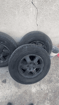 متاح سلام عليكم عندي ثلاثه ويل كب معه تايراته امريكي اصلي وتايراته جدي...