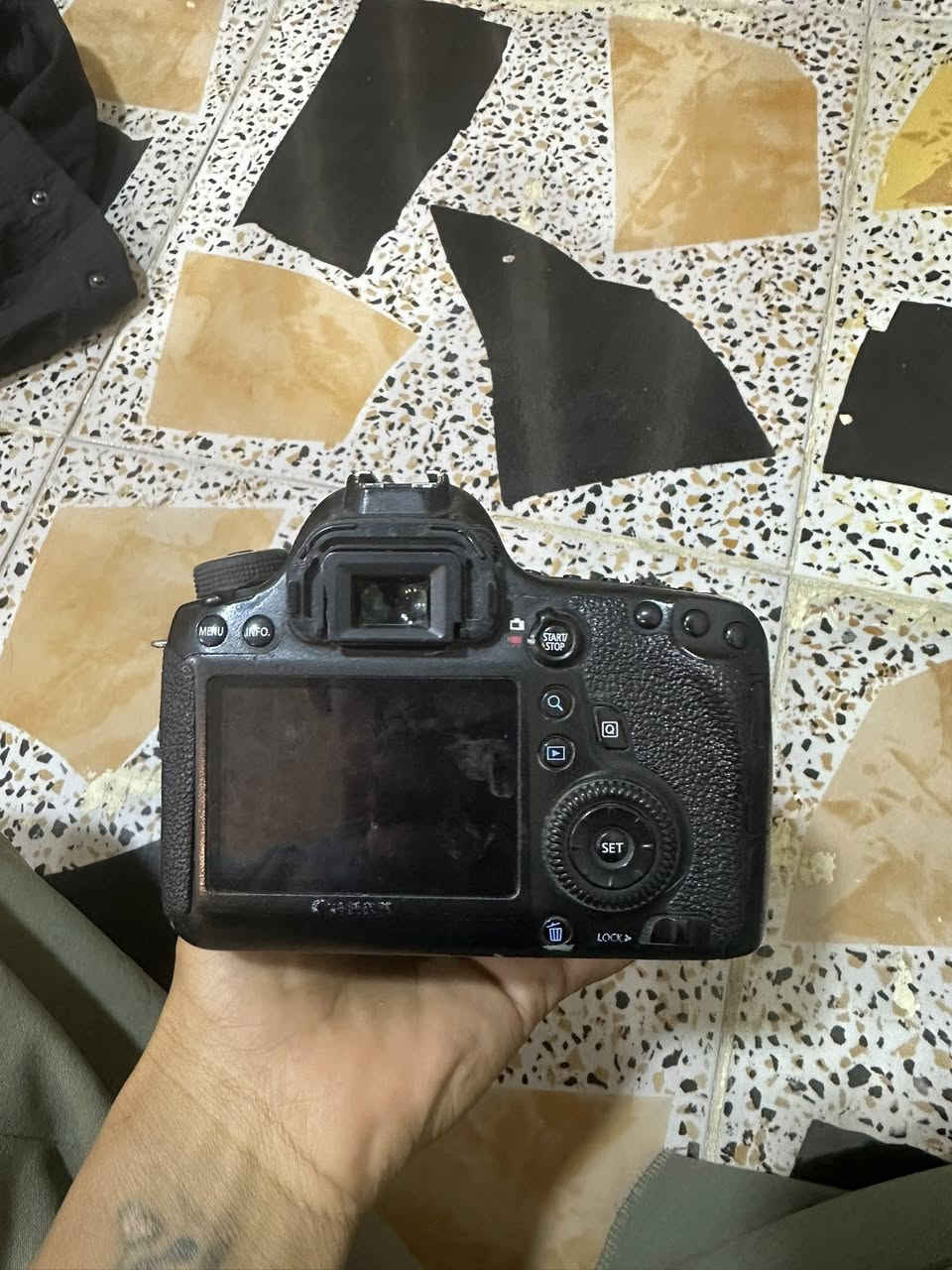كامرة 6D  فول فريم للبيع مكاني بصرة وياها عدسة 50 ملم سينامية الكامره حلوه محتاج واريد ابيعها وياها شاحن فقط سعرها 650 الف رقم تواصل ***********
