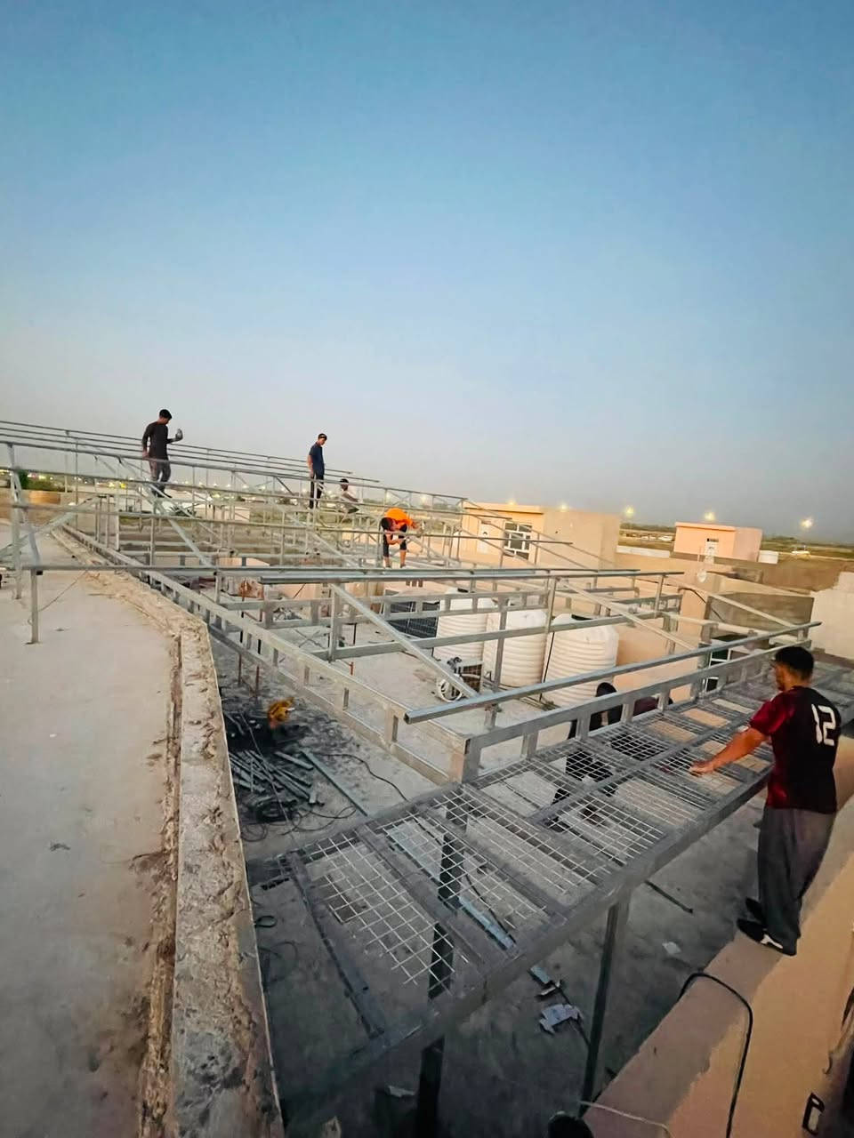 💪☀️ هيكل عملاق يضم 36 لوحًا شمسيًا… تصميم هندسي مدروس بدقة، مع مسافات محسوبة بين الألواح لضمان أفضل تهوية، وتقليل تأثير الظلال، وتحقيق أعلى كفاءة إنتاج للطاقة وأطول عمر تشغيلي للمنظومة. فالهياكل الاحترافية لا تعتمد على القوة فقط، بل على الحسابات الهندسية الدقيقة في كل تفصيل. (LinkedIn)

إذا كنت تبحث عن تنفيذ احترافي لمنظومتك الشمسية، فنحن جاهزون لتقديم أفضل الحلول الهندسية.

📞 ***********
🏢 شركة أبراج المهندسين
📍 ديالى - بعقوبة - شارع الفلاحة
