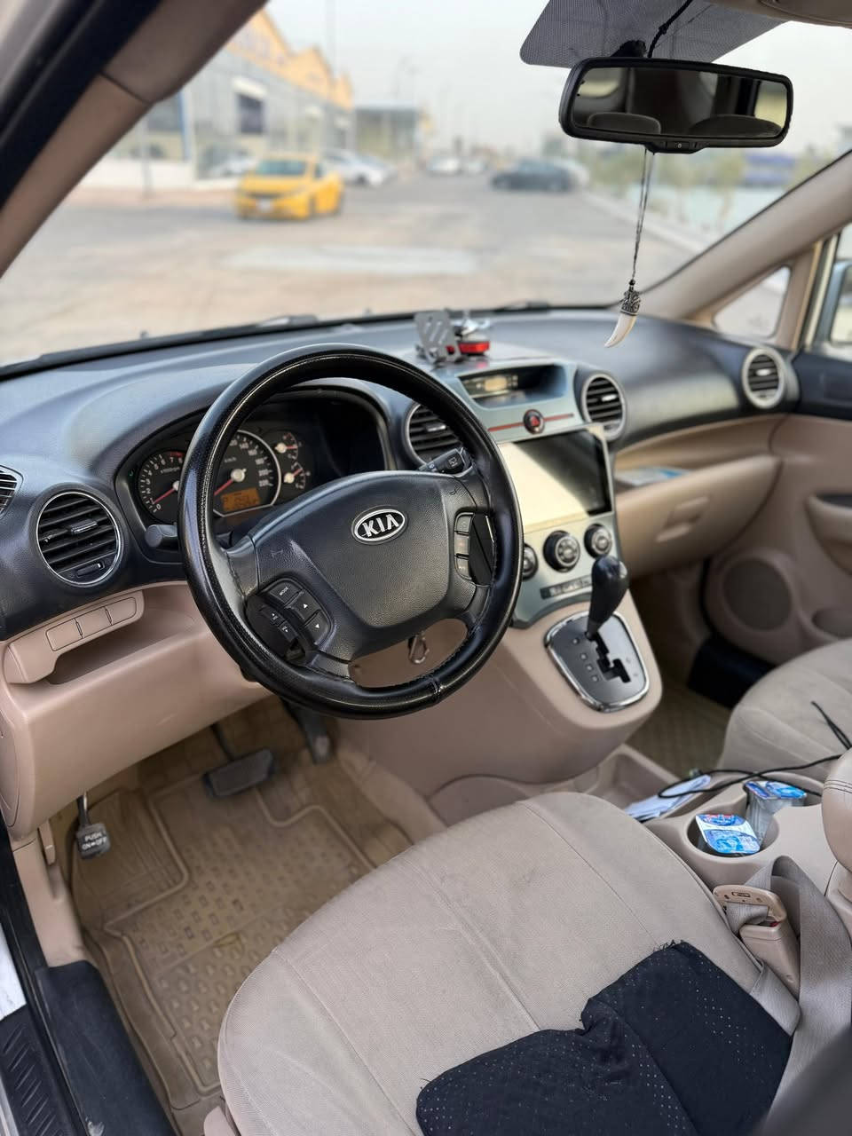 السلام عليكم كيا كارنز الشركة العامة 2012 7راكب قطعتين تبريد فتحة مكينة 2000شاشة تحكمات استيرن بيها الحاملغ الخلفي لايسر فقط و بارد بل باب السعر 120 لاستفسار ***********مكان بغداد
