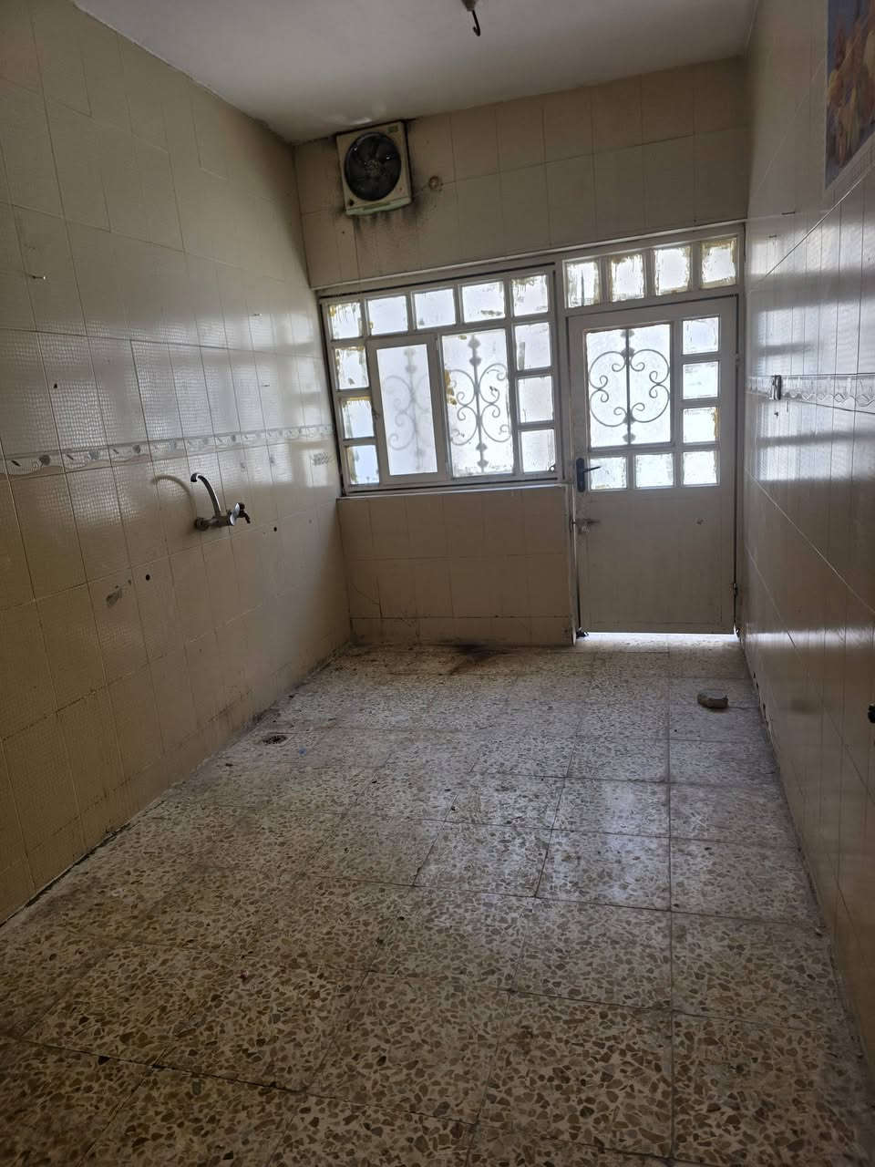 بيت ١٠٠م للايجار بحي ملحق الزهراء مقابيل حي العباس للإستفسار ***********او ***********
