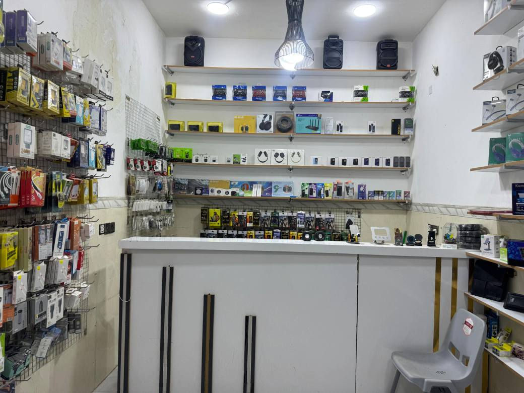 فرصة استثمارية مميزة للبيع بسعر مناسب
يُعلن عن بيع مكتب شغال وجاهز بالكامل، وعليه رجل خير من الله 🙏
المحل كامل مكمل ولا يحتاج أي نقص، يشمل:
 كفرات وإكسسوارات
 أجهزة متنوعه
 الموق جمعيات حجي حسن مجاور صيدليه واسواق الحجي
 الإيجار: فقط 200 بالشهر
 موقع حيوي وشغل مستمر، فرصة ممتازة للي يريد مشروع جاهز ومضمون بإذن الله
 سبب البيع: عدم التفرغ للمحل وانشغال بأعمال اخرى
📞 للتواصل: *********** عمارة, ميسان
