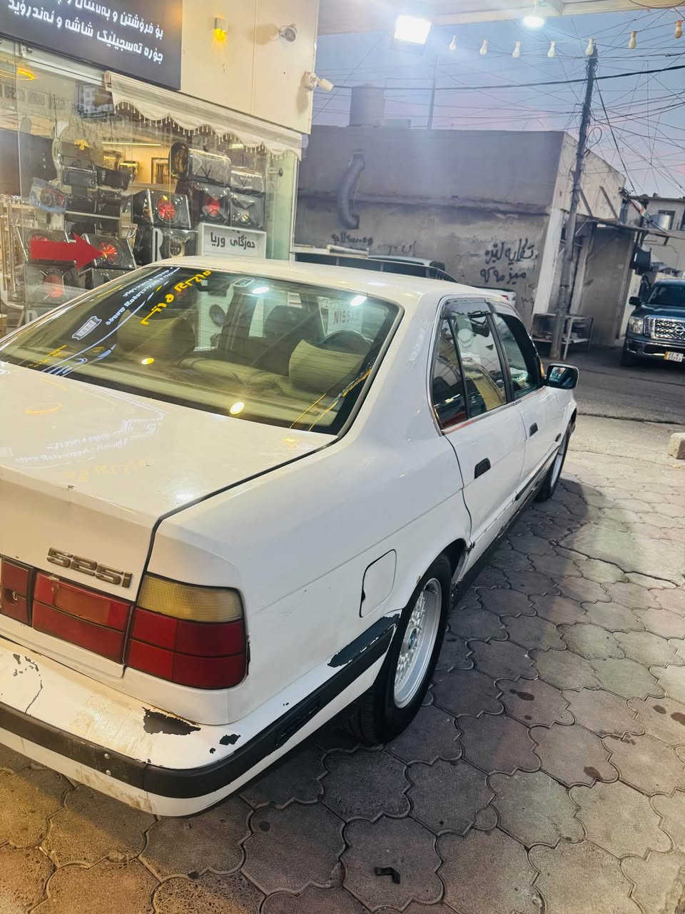 BMW موديل ١٩٩٤ سبى ٥٢٥ مه كينه كه بس بي سلايد ٢ جام كاره با توماتيك مه كينه ديجيته ل ته بريد به شه رتى عام نه بيت عيزام نه بيت  . ٥٥ معامه له له هه وليره *********** أربيل, العراق
