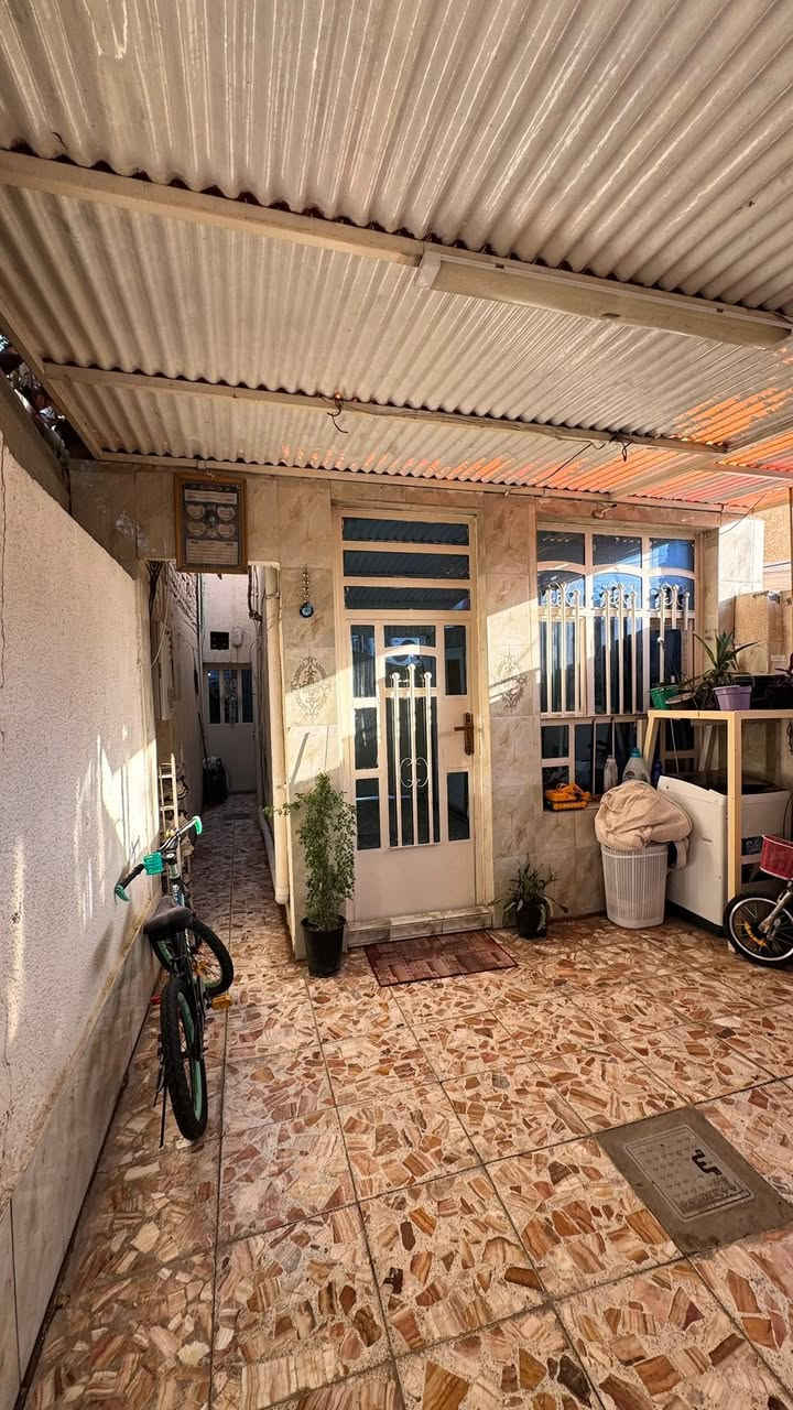بيت مساحة 90 متر
السعر 65 مليون 
يتكون من : استقبال وغرفة نوم ومطبخ وغرفة نوم للاطفال
البيت عالي عن الشارع 
العنوان : شارع الجريخي - خلف المجلس الاعلى - قرب حسينية مصباح الهدى وسفينة النجاة 
***********
