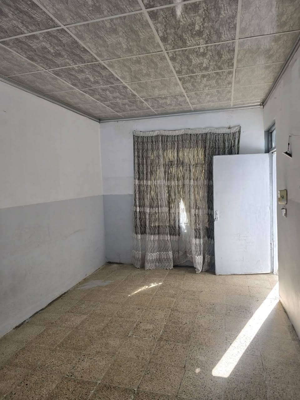 ‏والإيجار بيت طابق أرضي
‏ حي سومر قريبا على السوق
‏والمساحة 100 متر السعر 250
‏غرفة وهول استقبال ومطبخ مشتملات 
‏بناء نظيف سقف الثانوي
***********
***********
