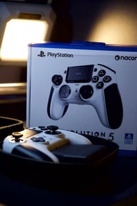 جويستك Nacon • PS5 و PC • حالة ممتازة