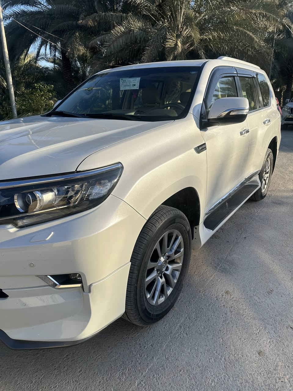 برادو 2019 VX وكالة SAS استلام زيرو
ماشية 81الف كم 
الموصفات 

محرك 6 سلندر V6 سعة 4.0 لتر.

قوة حصانية عالية تصل إلى 271 حصان تقريباً (مع عزم دوران ممتاز).

ناقل حركة أوتوماتيكي.

نظام دفع رباعي مستمر (4WD).

التجهيزات الخارجية (فل مواصفات):

فتحة سقف.

أضواء أمامية زينون (Xenon) مع إضاءة LED نهارية.

مصابيح ضباب أمامية وخلفية.

عجلات ألمنيوم (ويل كب) بحجم كبير.

دخول ذكي وتشغيل بصمة.

حساسات أمامية وخلفية.

التجهيزات الداخلية والراحة:

مقاعد جلد فاخرة (أصلي).

تبريد وتدفئة للمقاعد الأمامية.

مقاعد كهربائية التحكم (أمامية).

شاشة معلومات ونظام ترفيه متطور.

نظام تكييف أوتوماتيكي ثنائي المناطق (أو أكثر).

ثلاجة مركزية (Cool Box).

الأمان والسلامة:

نظام فرامل مانع للانغلاق ABS.

نظام مراقبة ضغط الهواء في الإطارات.

وسائد هوائية متعددة.

مثبت سرعة.

رقم أربيل تريد تحويل تريد وكالة

البيع او مراوس 

مكفوله كفاله عامه من الشخط والصبغ والبارد والتبديل حتى الرصعة تجي تفحص بيدك وتقتنع 
السعر 415$مع المجال
مكان السيارة كربلاء الحسينية 

((رقم الهاتف ))☎️***********
