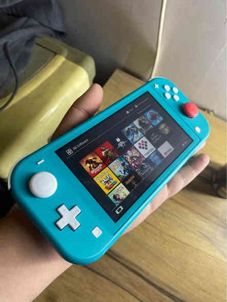 السلام عليكم، نينتيندو سويتش لايت مهكر نضامين نضافه 100% استعمال قليل للبيع ..

الجهاز مهكر قطعه يشتغل نضامين اون لاين + اوف لاين

اخر تحديث  21.0  تهكير + اون لاين

الجهاز مكفول من كل النواحي سليم وبأداء ممتاز 

يحتوي الجهاز على لاسقه للشاشه , ستيكرات للكير

ذاكره الجهاز 32 + رام 128 ساندسك الترا اصلي

بي هواي العاب حلوه مثل Red dead , stray , oddworld

وغريها مثل ما موضح بالصور ، وتكدر تحمل اي لعبه تعجبك

اون لاين شغال . يوتيوب ، فورت نايت ، روكيت ليك , وغيرها

حاله البطاريه ممتازة جدا وجميع الازرار والتحكمات سليمات

السعر مناسب 200 الف فقط / السعر نهائي 

العنوان / بغداد - البياع - شرطة

الرقم للتواصل / ***********

يوجد توصيل لجميع المناطق والمحافظات بغداد
