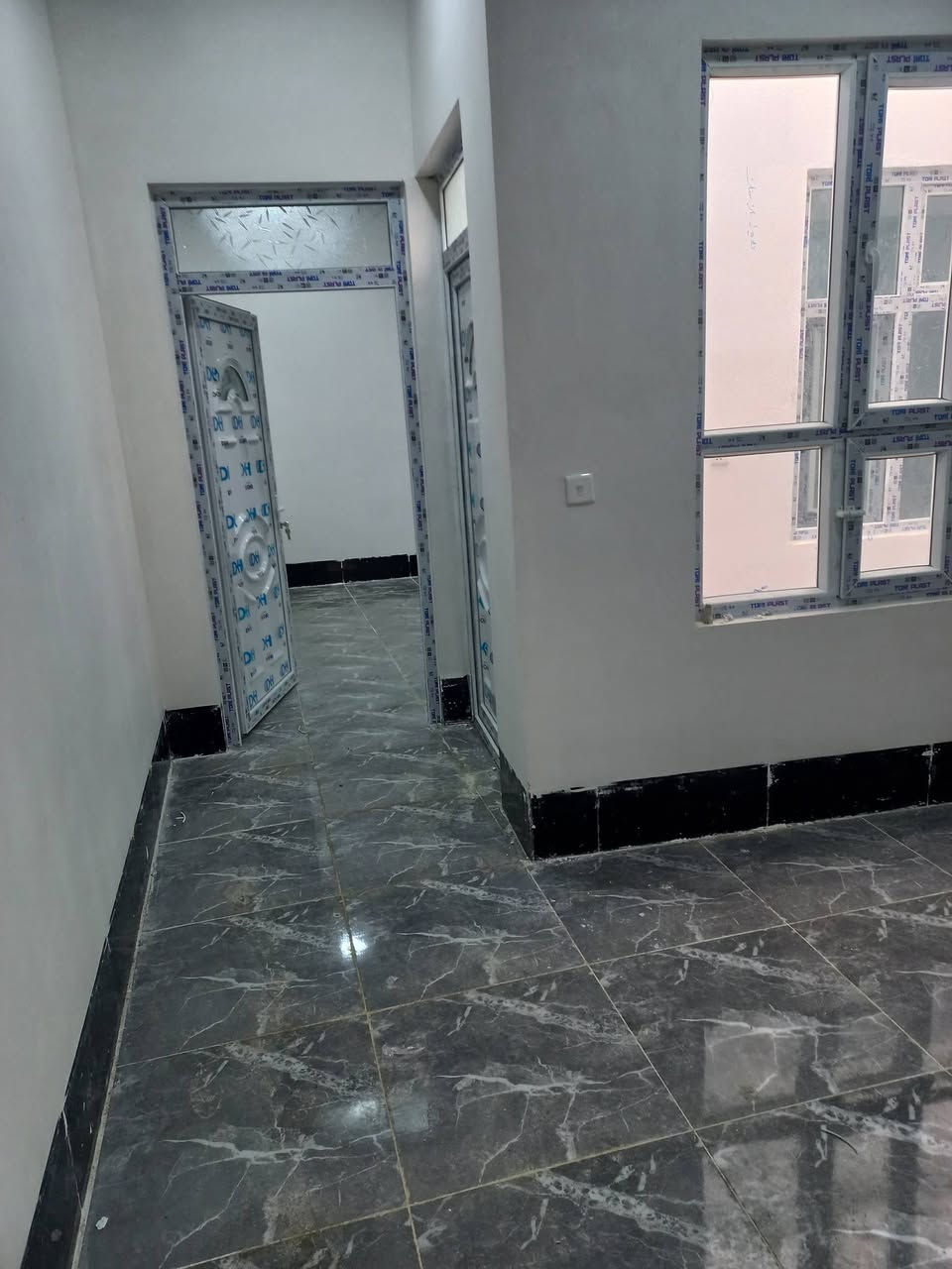 بيت للبيع العنوان القوسيات 📚قرب المدرسه الصينيه المساحه ١٠٠متر طابق ونص 🔑كامل مفتاح 🚪تسليم فوري الاستفسار على الرقم 📲***********
***********
