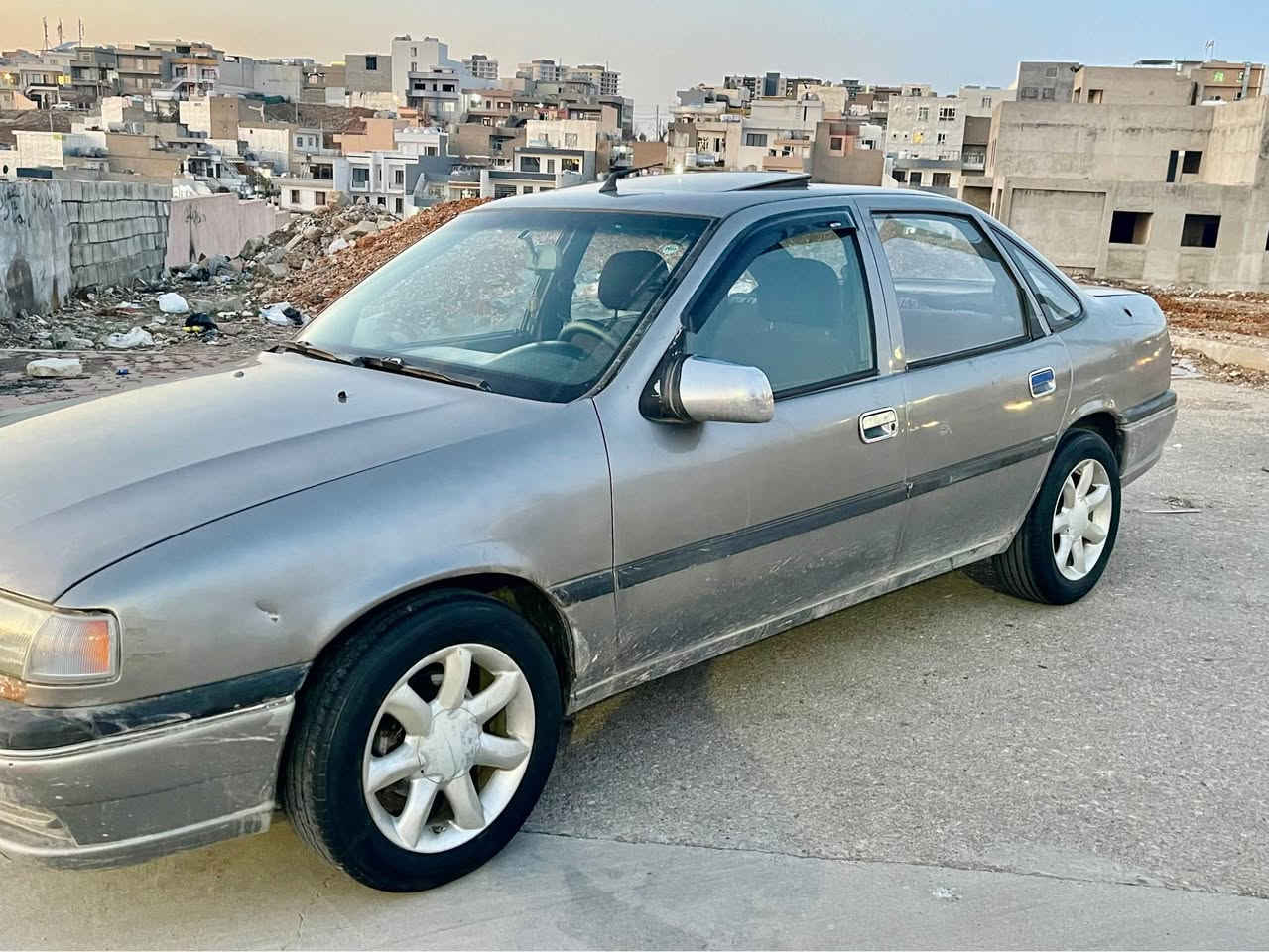 ئۆپڵ ڤیکترا مۆدێل 1993 مەکینە 1.8 گێڕ عادی مەکینە و گێڕی بەشەرتی 10فیتەر دەعمو لێدراوی نییە  سەنەوی بەسەرچووە هەزەی هەتا2027تازەیە کارەبای کامل بەشەرت چرکەی تیانییە 250مەسرەف تیانییە 4تایە و ویلی پاکی لەسەرە   لە دەعامی پێشەوە بۆ دەعامی دواوە بەشەرتی 100فیتەر سەیارەکە ماڵی دۆستە بەس ماشااللەی دەوێت وەکالەتی بەناوی خۆمەوەیە تەحویل بڕاوە غرامە بەشەرت 
ئاسیا/***********
کۆرەک/***********
سعر/42گەڵاو معامەلە السليمانية, العراق
