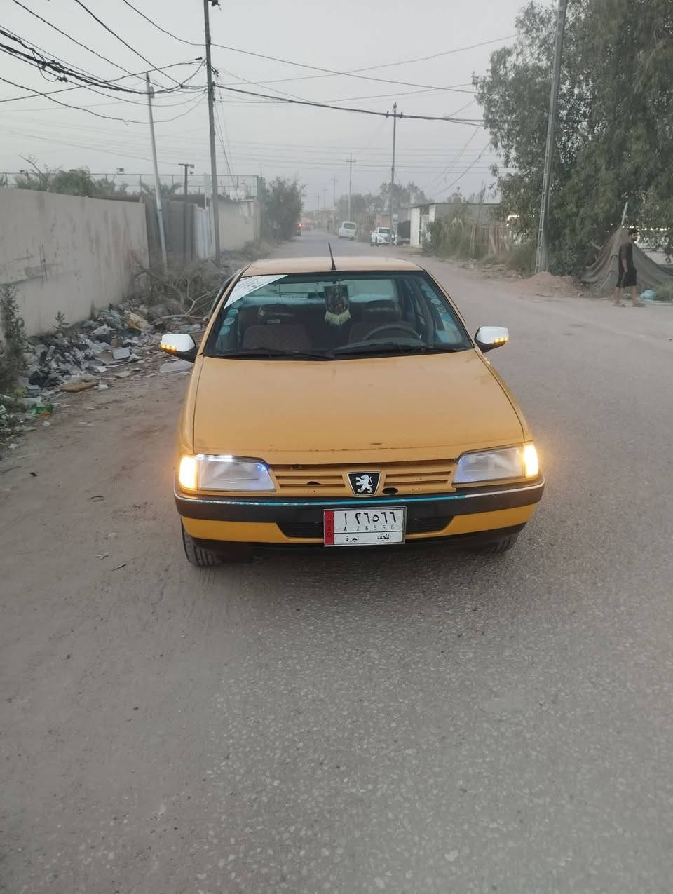 السلام عليكم بيجو405موديل ١٠ رقم نجف مصفره هيه وغرامات ومكفوله مكينه كير حداديه كهربايات جاهزه مكفوله ضربه وتبديل السعر28 وبيه مجال  مكان السياره نجف للاستفسار ***********
