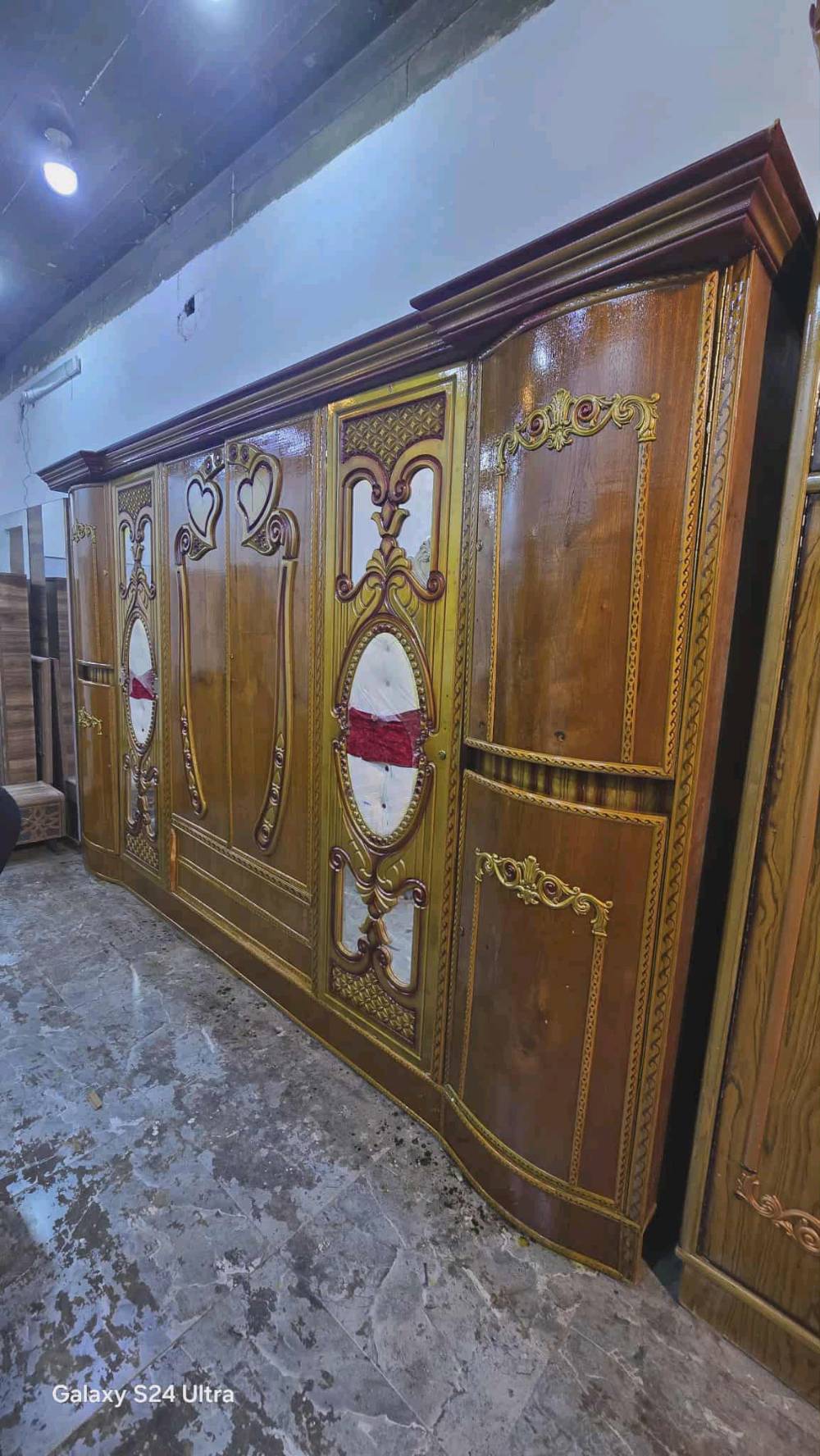 غرفة نوم فاخرة ومميزة تتضمن خزانة كبيرة مع تفاصيل زخرفية مذهلة ومرايا أنيقة. تصاميمها مستوحاة من الفن الكلاسيكي مما يضفي جمالية وجو راقي على الغرفة. الخشب ذات جودة عالية وبألوان دافئة تضيف رونق وجو من الدفء والراحة إلى أي غرفة نوم.