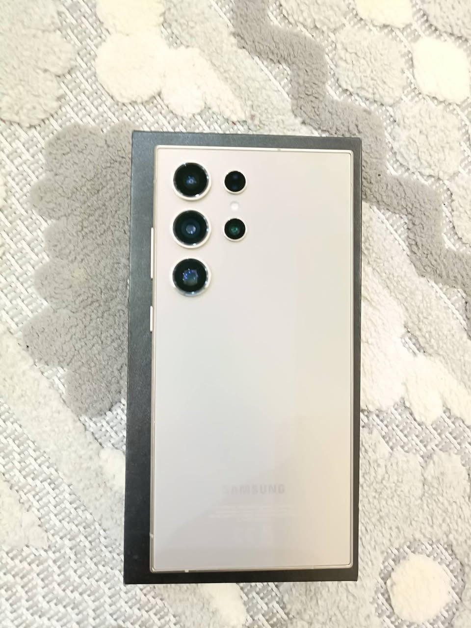 اس ٢٤ الترا تيتانيوم شرق اوسط كلش نضيف  مستخدم قليل الذاكره256 السعر 950 بغداد راسل واتساب أو خابر ***********
