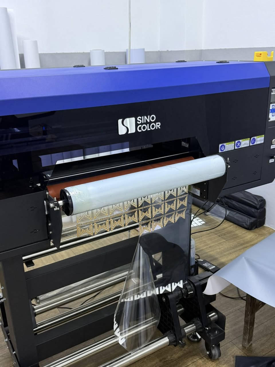 السلام عليكم، 

طابعة UV-DTF قياس ٦٠سم، الجهاز جديد و نظيف كلشي مابي جايبة للبيع، و صارلي اسبوع مشغلة طباعة بدقة عالية و يوجد بيها ثلاث هيدات نوع i3200-U1 
تفحص و تشوفه بنفسك يلا تاخذه. 

مكاني زاخو
***********
