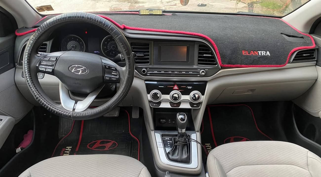 النترا 2019 امريكي مكينه 2000 دوش كير ATM سيارة حادثهه نص باب نص جاملغ خلف السائق بدون ايرباك
سيارة نظيفه جداً ماشية 46000 ميل 
السعر 138 وبيهه مجال 
للاستفسار الاتصال ***********
