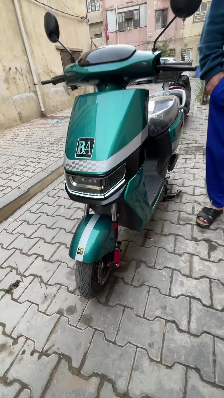 السلام عليكم سكنس  شحن للبيع الدراجه ماخذها من معرض قبل شهر ونص ماشيه ٦٠٠٠ الدراجه نضيفه الله شاهد ٦باتري .١٥٠٠ واط سرعتها ٩٩ سعرها ٦٢٥ وبيها مجال التفاصيل اخرى راسلني او خابرني ع رقم *********** المكان بغداد الحريه
