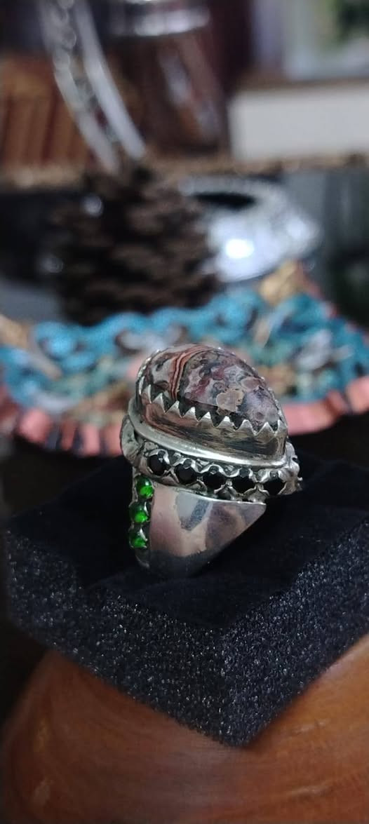 السلام عليكم خاتم مريمان للبيع
صياغه يدويه ثكيله
قياسه ٢٢
يوجد توصيل لجميعً المحافضات
***********
