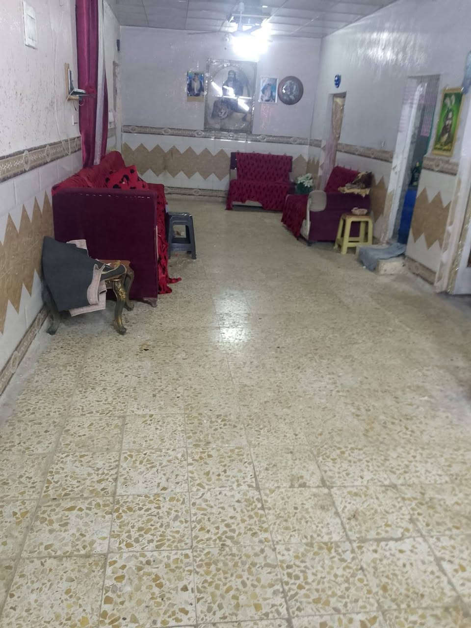 بيت للبيع العباسيه قرب سيد فاضل قرب الشارع مساحته 225متر غرفتين وصاله +مطبخ مغاسل خارجيه وداخليه ***********
